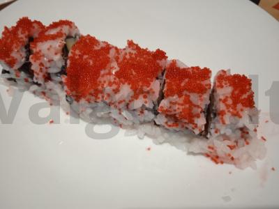 Rolas su silpnai sūdyta upėtakiu ir tobiko ikrais pagrindine nuotrauka