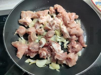 Troškinta kiauliena su daržovėmis keptuvėje Žingsnis 3