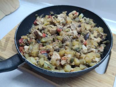 Troškinta kiauliena su daržovėmis keptuvėje pagrindine nuotrauka