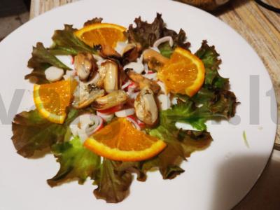 Salotas „Žuvies egzotika“ su krabų lazdelėmis, midijomis, apelsinu, laimu, raudonąja ikra Žingsnis 1