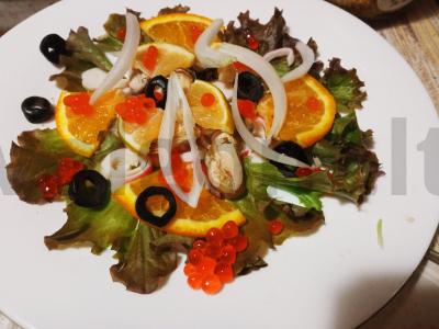 Salotas „Žuvies egzotika“ su krabų lazdelėmis, midijomis, apelsinu, laimu, raudonąja ikra Žingsnis 2