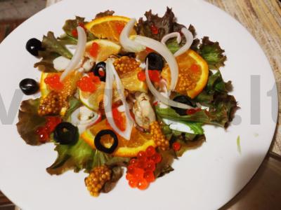 Salotas „Žuvies egzotika“ su krabų lazdelėmis, midijomis, apelsinu, laimu, raudonąja ikra pagrindine nuotrauka