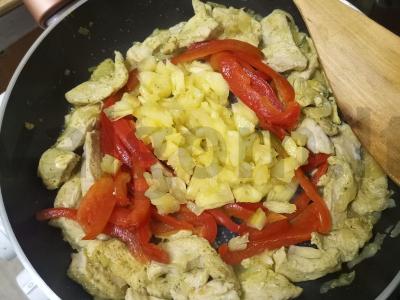 Vištiena su ananasu ir saldžiuoju pipiru Žingsnis 3