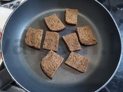 Mini sumuštiniai su šonine ir salotomis Žingsnis 1