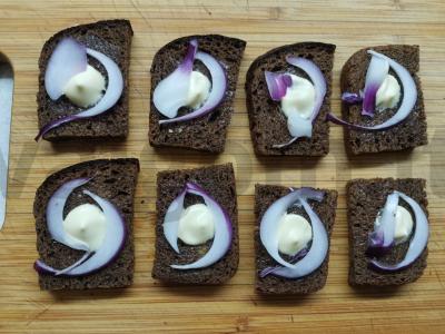 Mini sumuštiniai su šonine ir salotomis Žingsnis 2