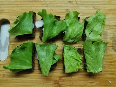 Mini sumuštiniai su šonine ir salotomis Žingsnis 3