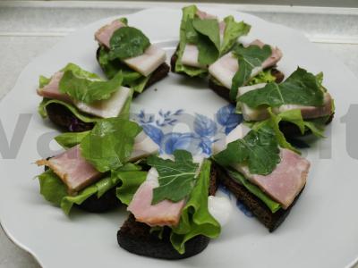 Mini sumuštiniai su šonine ir salotomis pagrindine nuotrauka