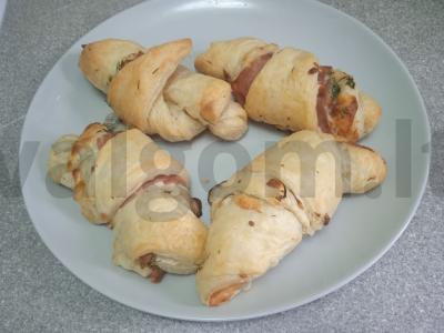 Kruasanai su sūrio dešra, suluguni ir krapais „Pusryčiams“ pagrindine nuotrauka