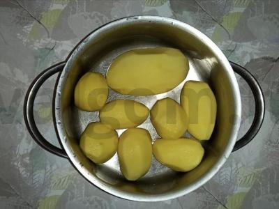 Bulvių košė su karamelizuotais svogūnais ir juodąja druska Žingsnis 1