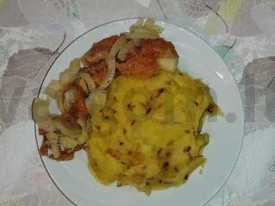 Bulvių košė su karamelizuotais svogūnais ir juodąja druska pagrindine nuotrauka