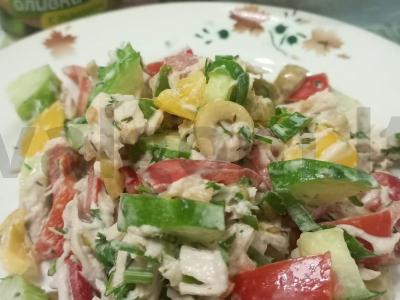 Daržovių salotas su vištiena ir alyvuogėmis pagrindine nuotrauka