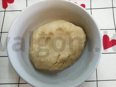 Sūdyto agurkų sausainiai „Gelbėjimosi ratas“ Žingsnis 5