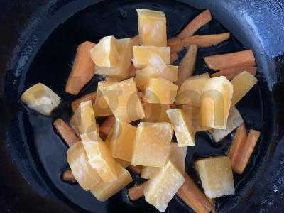 Moliūgas su morkomis, troškinti grietinėje Žingsnis 3