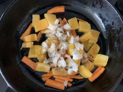 Moliūgas su morkomis, troškinti grietinėje Žingsnis 4