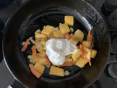 Moliūgas su morkomis, troškinti grietinėje Žingsnis 5