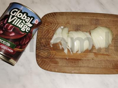 Salotas su konservuota raudona pupelėmis ir marinuotais agurkais Žingsnis 1