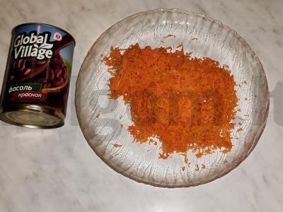 Salotas su konservuota raudona pupelėmis ir marinuotais agurkais Žingsnis 2