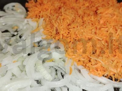 Salotas su konservuota raudona pupelėmis ir marinuotais agurkais Žingsnis 3