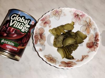 Salotas su konservuota raudona pupelėmis ir marinuotais agurkais Žingsnis 4