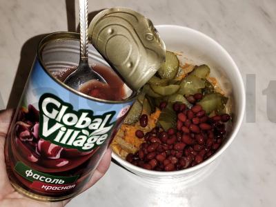 Salotas su konservuota raudona pupelėmis ir marinuotais agurkais Žingsnis 6