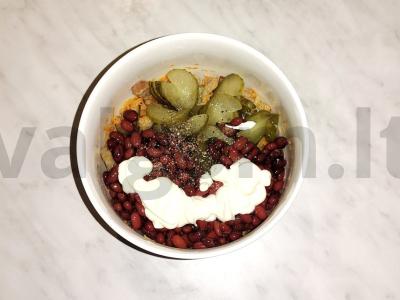 Salotas su konservuota raudona pupelėmis ir marinuotais agurkais Žingsnis 7