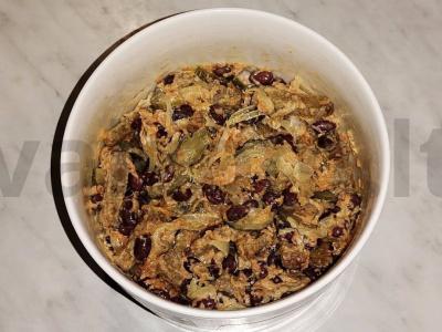 Salotas su konservuota raudona pupelėmis ir marinuotais agurkais pagrindine nuotrauka