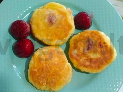 Varškėčiai su braškėmis pagrindine nuotrauka