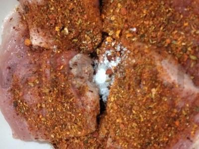 Šventinė kiauliena su grybais ir pomidorais orkaitėje su bulvėmis Žingsnis 1