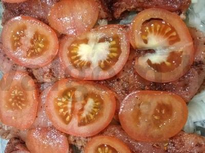 Šventinė kiauliena su grybais ir pomidorais orkaitėje su bulvėmis Žingsnis 3