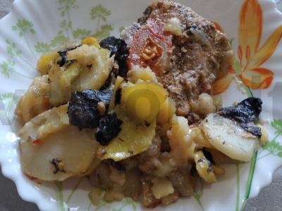 Šventinė kiauliena su grybais ir pomidorais orkaitėje su bulvėmis pagrindine nuotrauka