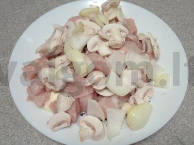 Kepti kiaulienos šašlykai su daržovėmis ir grybais Žingsnis 4