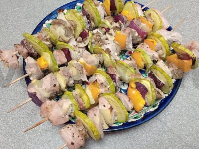 Kepti kiaulienos šašlykai su daržovėmis ir grybais pagrindine nuotrauka