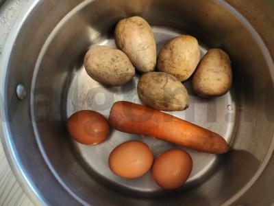 Olivje salotos su žirneliais Žingsnis 1