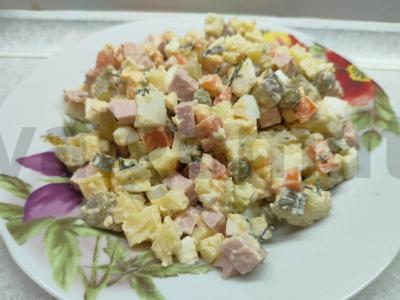 Olivje salotos su žirneliais pagrindine nuotrauka