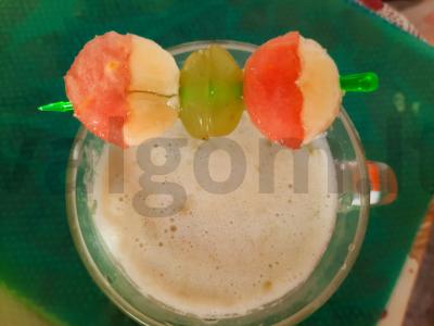 Ananasų-vynuogių kokteilis su žemės riešutais pagrindine nuotrauka