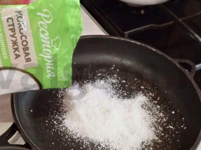 Desertas „Bala bayana“ su kokosų drožlėmis ir kondensuotu pienu Žingsnis 2