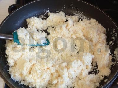 Desertas „Bala bayana“ su kokosų drožlėmis ir kondensuotu pienu Žingsnis 4