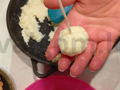 Desertas „Bala bayana“ su kokosų drožlėmis ir kondensuotu pienu Žingsnis 8