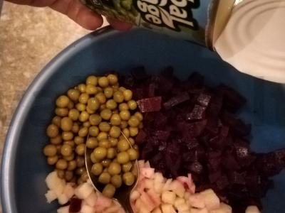 Salotos su burokėliais, silke ir žirneliais Žingsnis 4