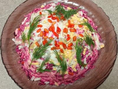 Silkė po šubomis su kiaušiniu, obuoliu ir barbaru pagrindine nuotrauka