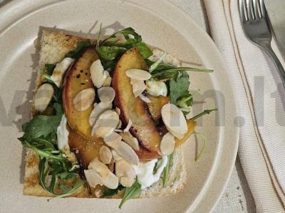 Čiabatta su stracciatella ir persikais pagrindine nuotrauka