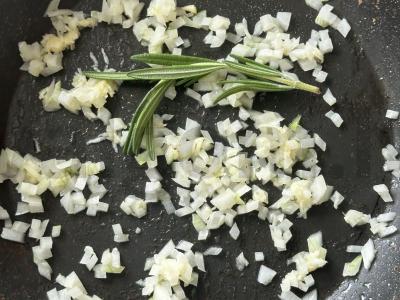 Pasta su krevetėmis grietinėlės padaže Žingsnis 1