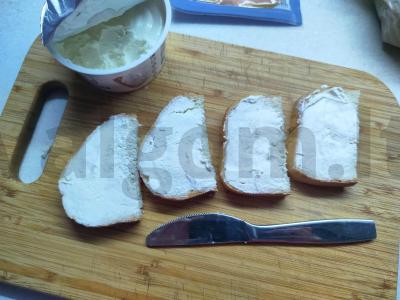 Sumuštiniai su raudonąja žuvimi, salotomis ir varškės sūriu Žingsnis 2