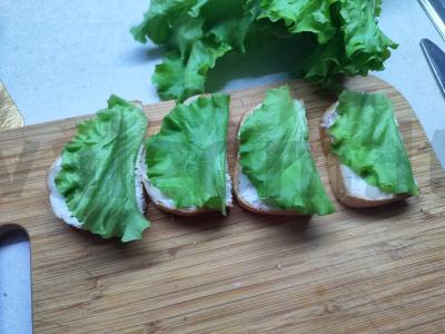 Sumuštiniai su raudonąja žuvimi, salotomis ir varškės sūriu Žingsnis 3