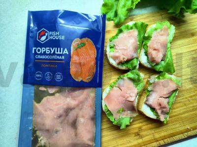 Sumuštiniai su raudonąja žuvimi, salotomis ir varškės sūriu Žingsnis 4