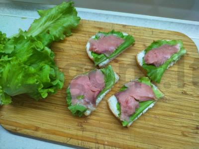 Sumuštiniai su raudonąja žuvimi, salotomis ir varškės sūriu pagrindine nuotrauka