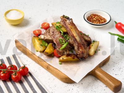 Jauni bulvės su mėsa orkaitėje pagrindine nuotrauka