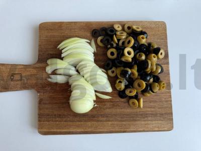 Sluoksniuotas pyragas su svogūnais, alyvuogėmis ir sūriu Žingsnis 1