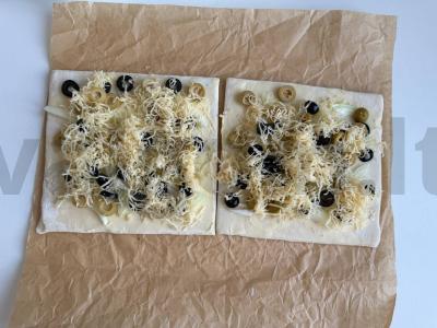 Sluoksniuotas pyragas su svogūnais, alyvuogėmis ir sūriu Žingsnis 2