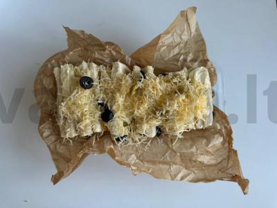 Sluoksniuotas pyragas su svogūnais, alyvuogėmis ir sūriu Žingsnis 3